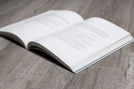 Buch auf dem Tisch