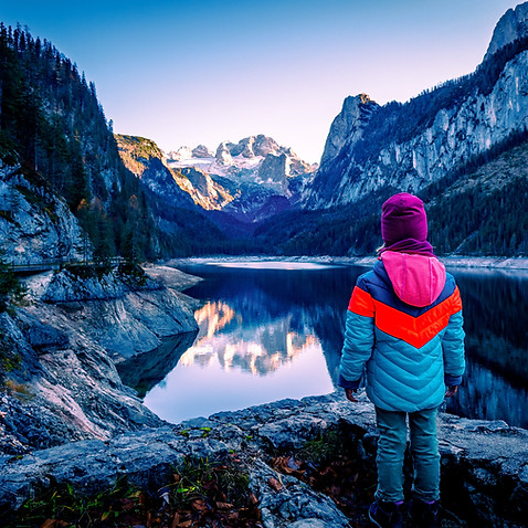 Enfant au lac de montagne