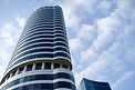 Edifício alto em frente ao céu azul