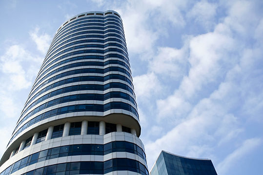 Edifício alto em frente ao céu azul