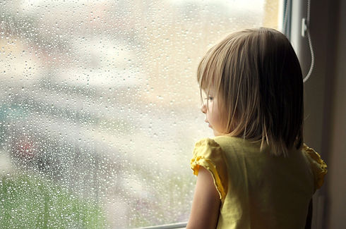 Fille un jour de pluie