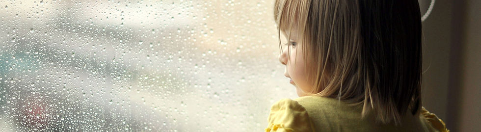 Chica en un día lluvioso