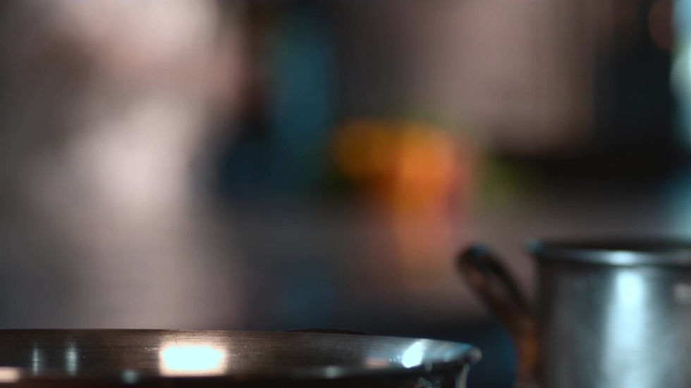 Chef en acción culinaria