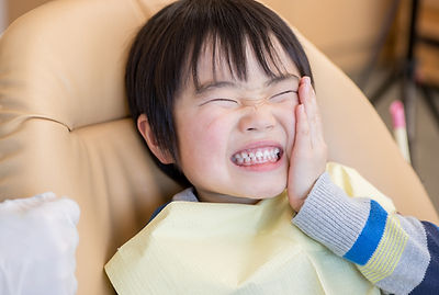 歯が痛い男の子