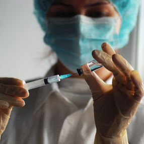 Vacina contra coronavírus é testada em humanos e tem resultado positivo