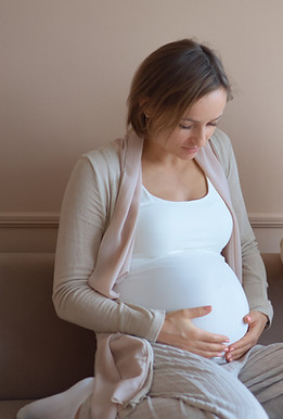 femme enceinte, sur, divan