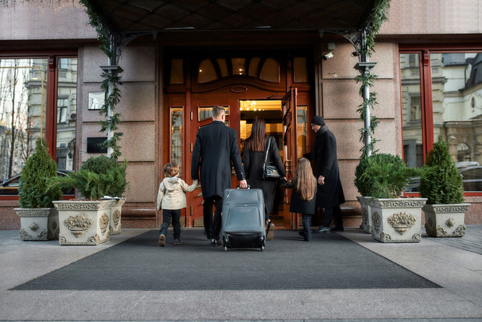 Familie intră într-un hotel elegant