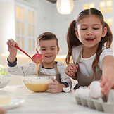 Enfants faisant le petit déjeuner