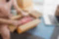 Femme emballant sa commande pour la livraison