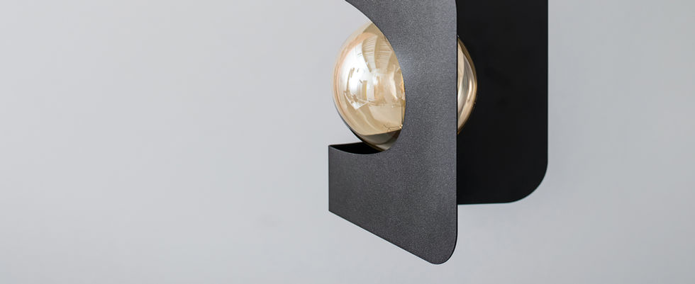 Minimalistische schwarze Hängelampe für warmes, stimmungsvolles Licht in modernen Innenräumen