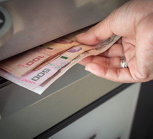 Nhận tiền mặt từ máy ATM