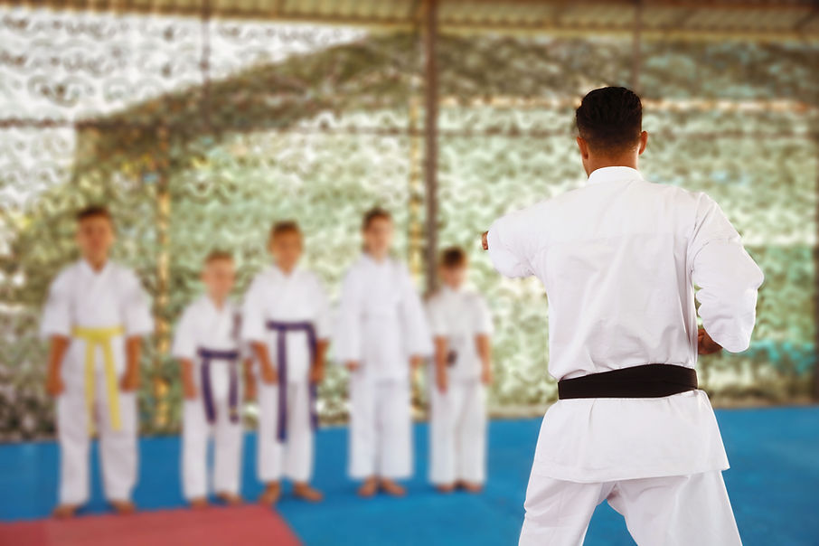 Classe di karate all'aperto