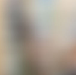 Kobieta wybierająca kosmetyki w sklepie