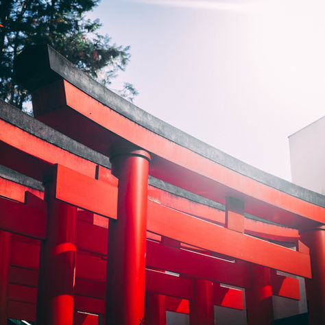 Traditionelle japanisches Torii Tor im modernen urbanen Raum