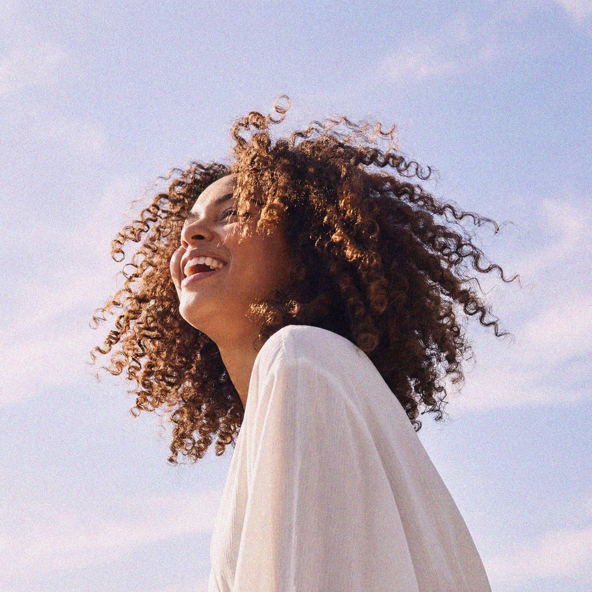 Mulher alegre ao ar livre