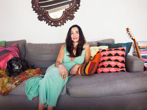 Thuis op de bank zitten