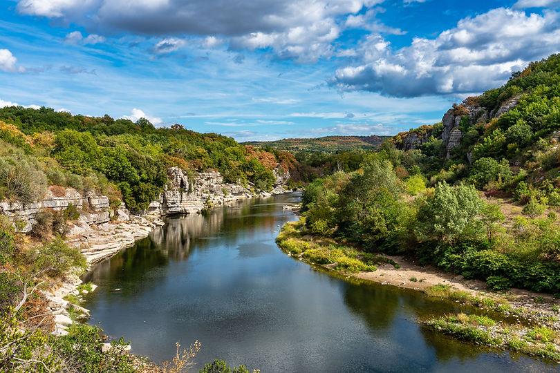Rivière entournée d'un paysage verdoyant