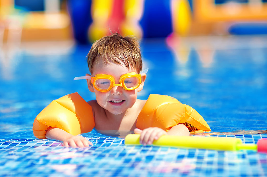 Bébé mignon dans la piscine
