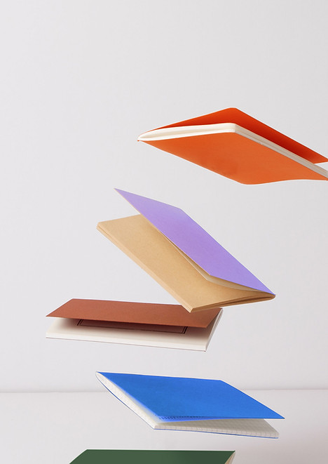 Livres en lévitation