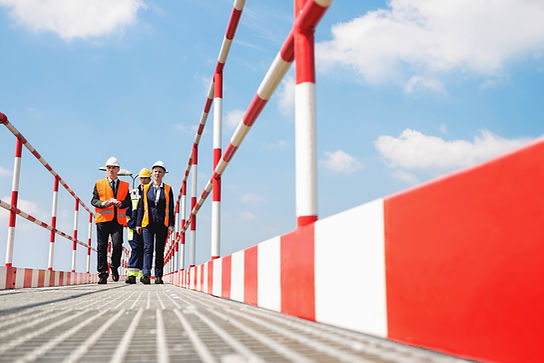 Arbeiter tragen Helme und Jacken