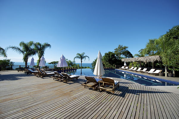 Piscina com vista para o mar