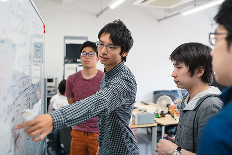 学生グループのブレインストーミング