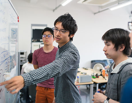 ブレーンストーミングをする学生たち