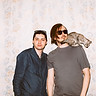 Deux hommes avec un chat