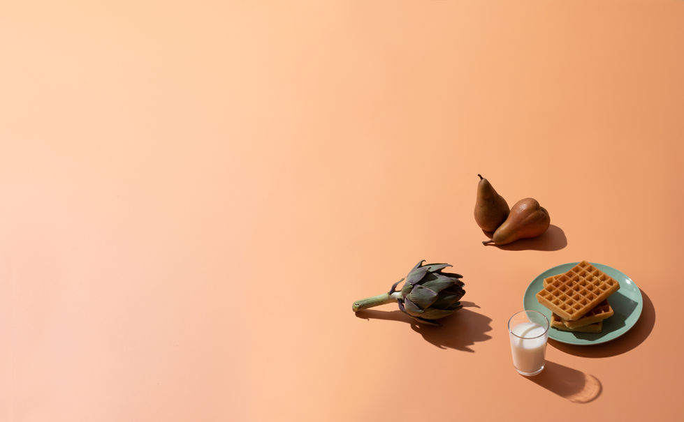 Kopfhörer und Sandwich auf orangefarbenem Hintergrund mit weichen Schatten