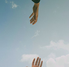 Mãos estendidas em direção ao céu