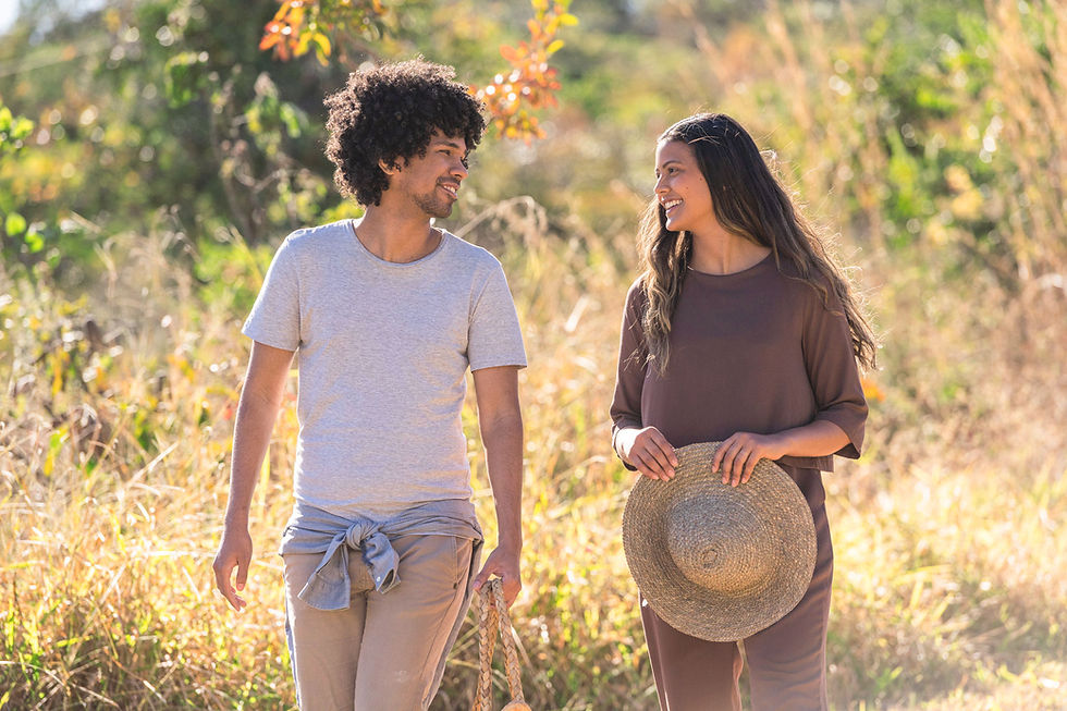 Pareja caminando al aire libre