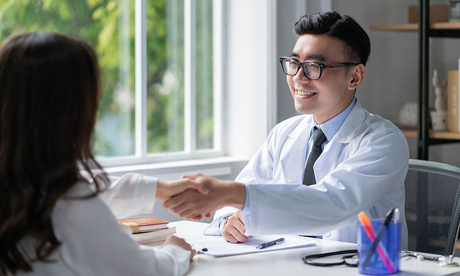 Médico cumprimentando o paciente