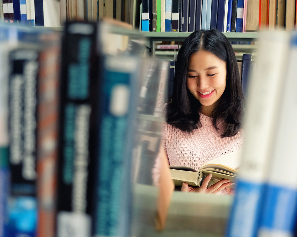 Mujer disfrutando de un libro