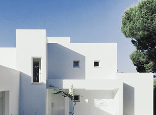 Casa de hormigón blanco