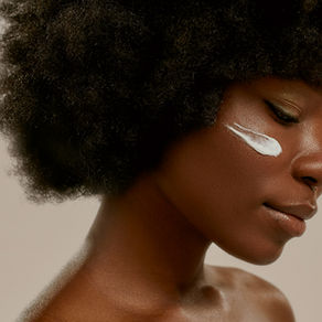 Skincare et maquillage des peaux foncées pour l'été dans l'Hexagone