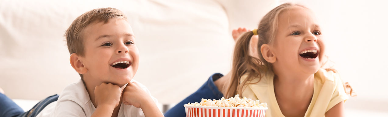 Niños viendo películas