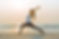 Étirement de yoga face à la mer