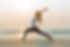 Étirement de yoga face à la mer