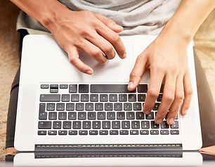 Trabalhando no laptop