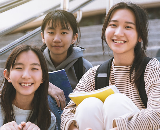 계단에 앉아 웃고 있는 학생들