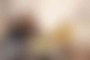 Un père consulte un site internet pour l'hypnose afin de prendre rendez-vous. Il montre son soutien à son enfant.