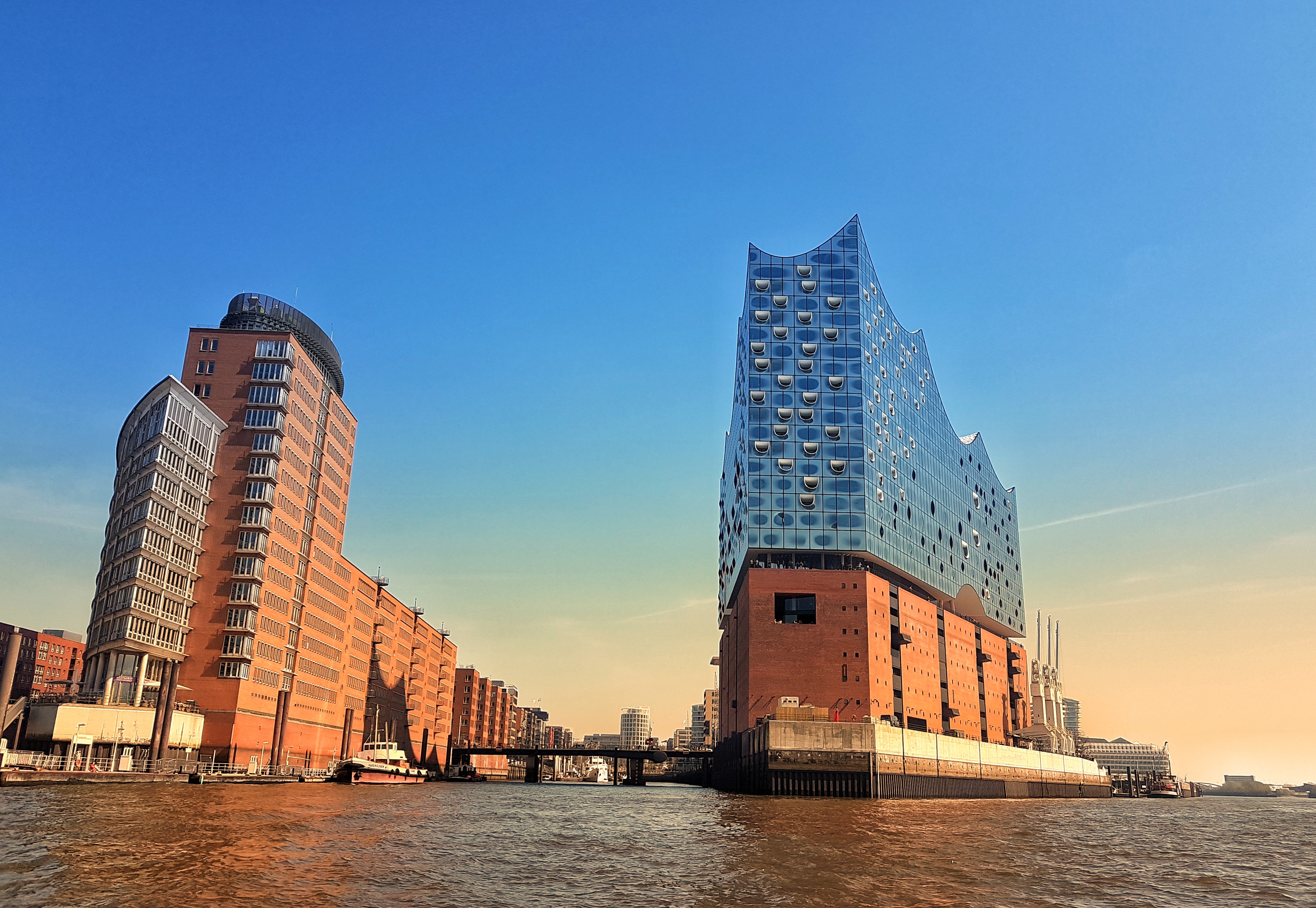 A modern architectural landmark and world-renowned music venue located in the HafenCity.