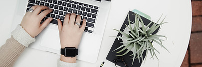 ノートパソコンと植物
