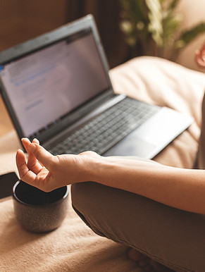 Méditation avec ordinateur portable
