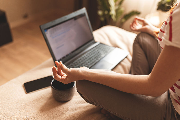 Meditazione con laptop