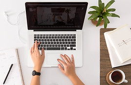 Taper sur un ordinateur