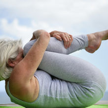 Pessoa segurando uma pose de yoga