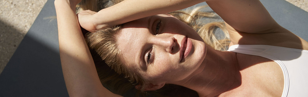 Femme se relaxant sur un tapis