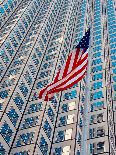Bandeira americana e arranha-céus