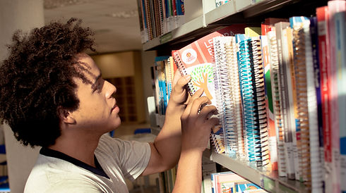 Menino organizando livros